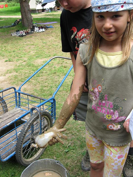 416 - Natálka si koupila šáhnutí do Járovi díry a vytáhla si rukavici, ve které bylo ale něco schovaného.JPG